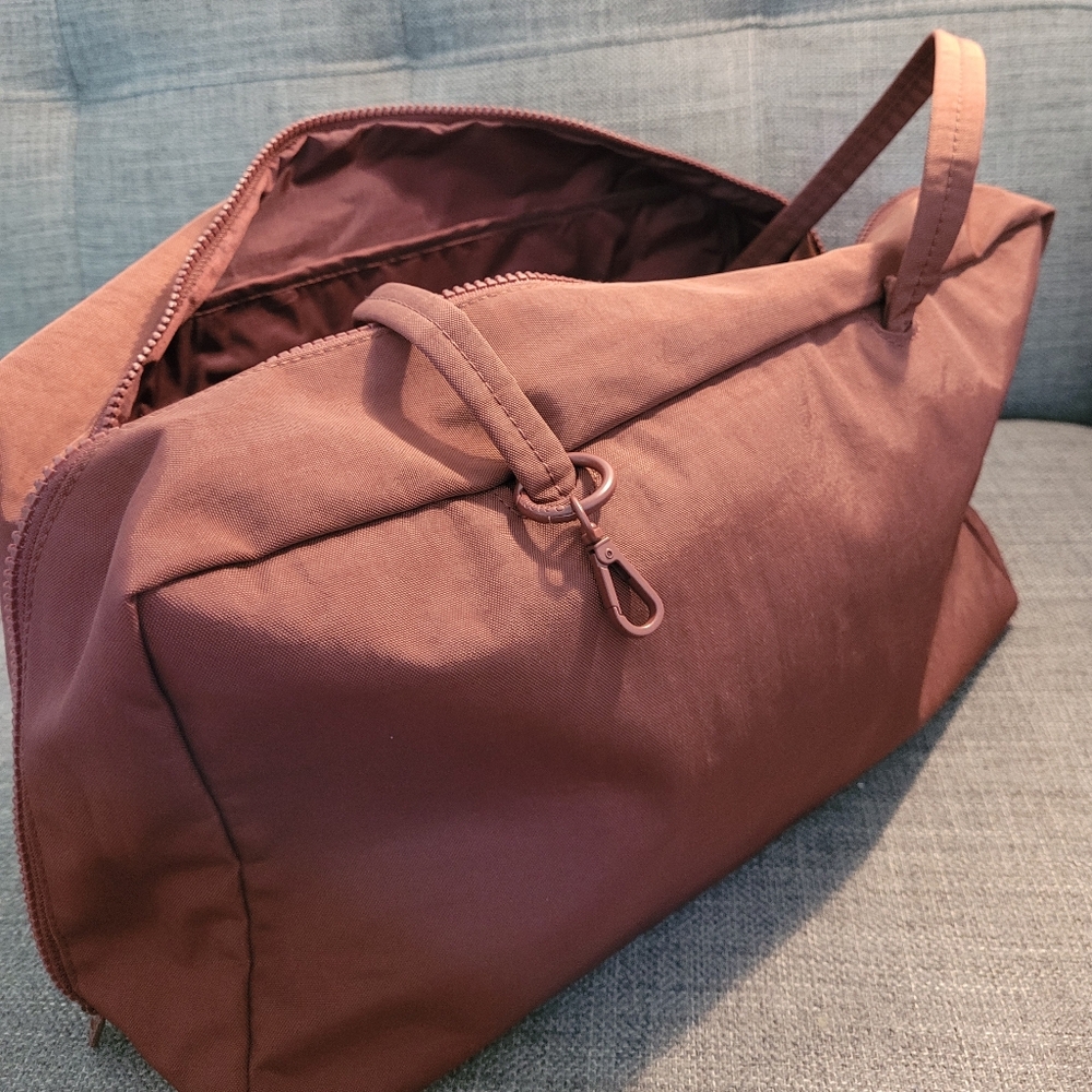 BAGGU Medium Bowler Bag and Logo Keychain in Mahogany - Picture 8 of 12